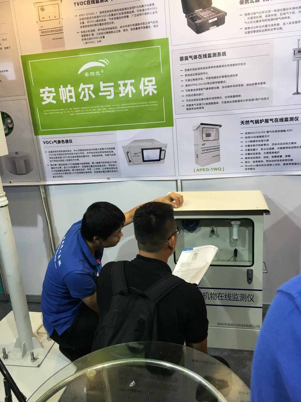 工程師為客戶做產品講解，客戶非常感興趣，觸摸安帕爾的產品